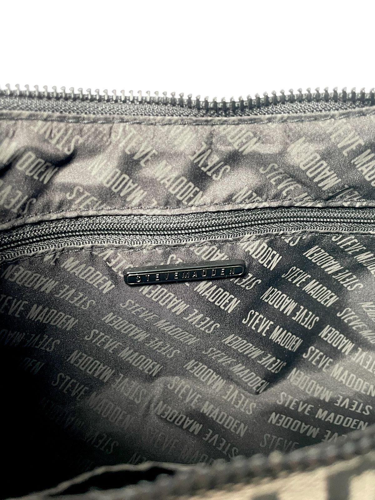 Bolso Steve Madden Negro y Rosa con Tarjetero – Estilo y Funcionalidad en un Solo Accesorio