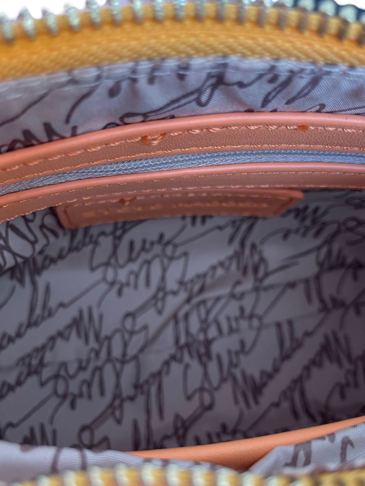 Bolso Steve Madden Naranja – Audacia y Estilo para tu Outfit