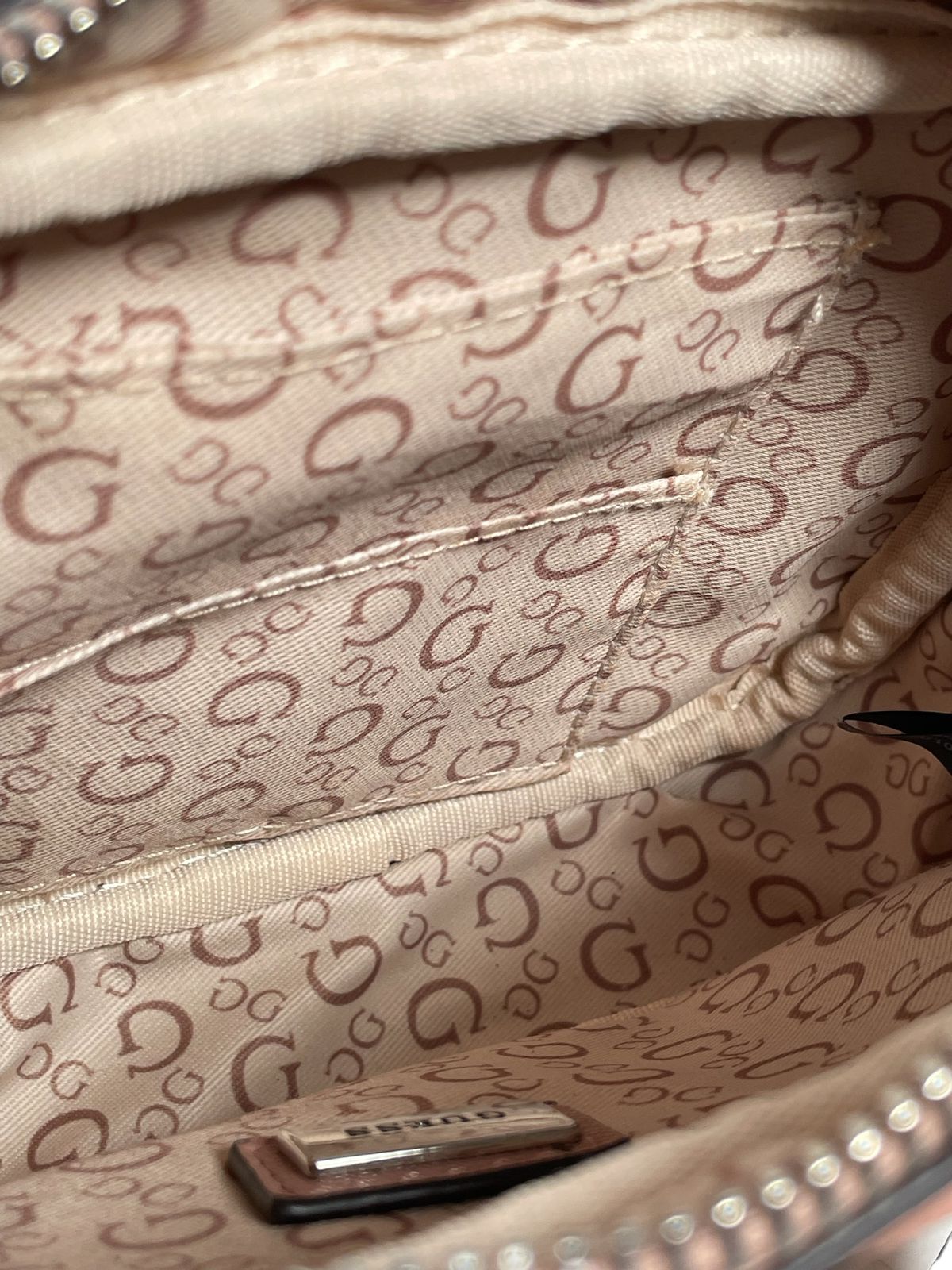 BOLSO GUESS ROSA Y CAFÉ