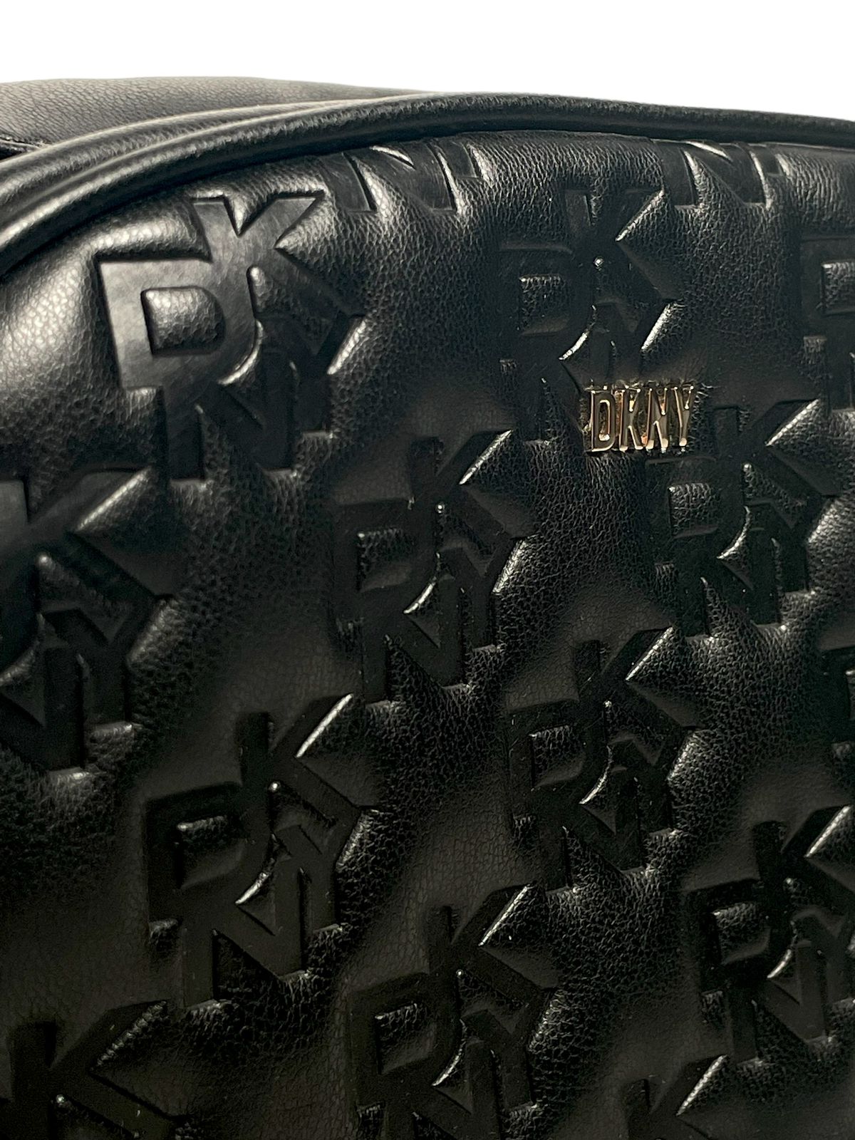 Bolso DKNY – Elegancia Atemporal para Cada Ocasión