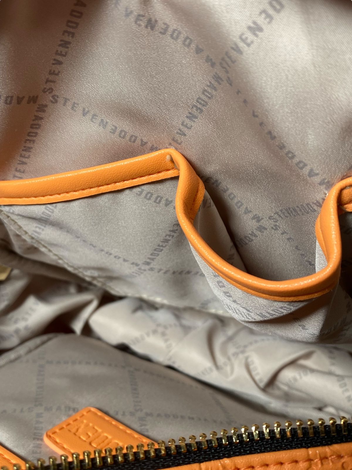 MOCHILA STEVE MADDEN CON TEXTURA