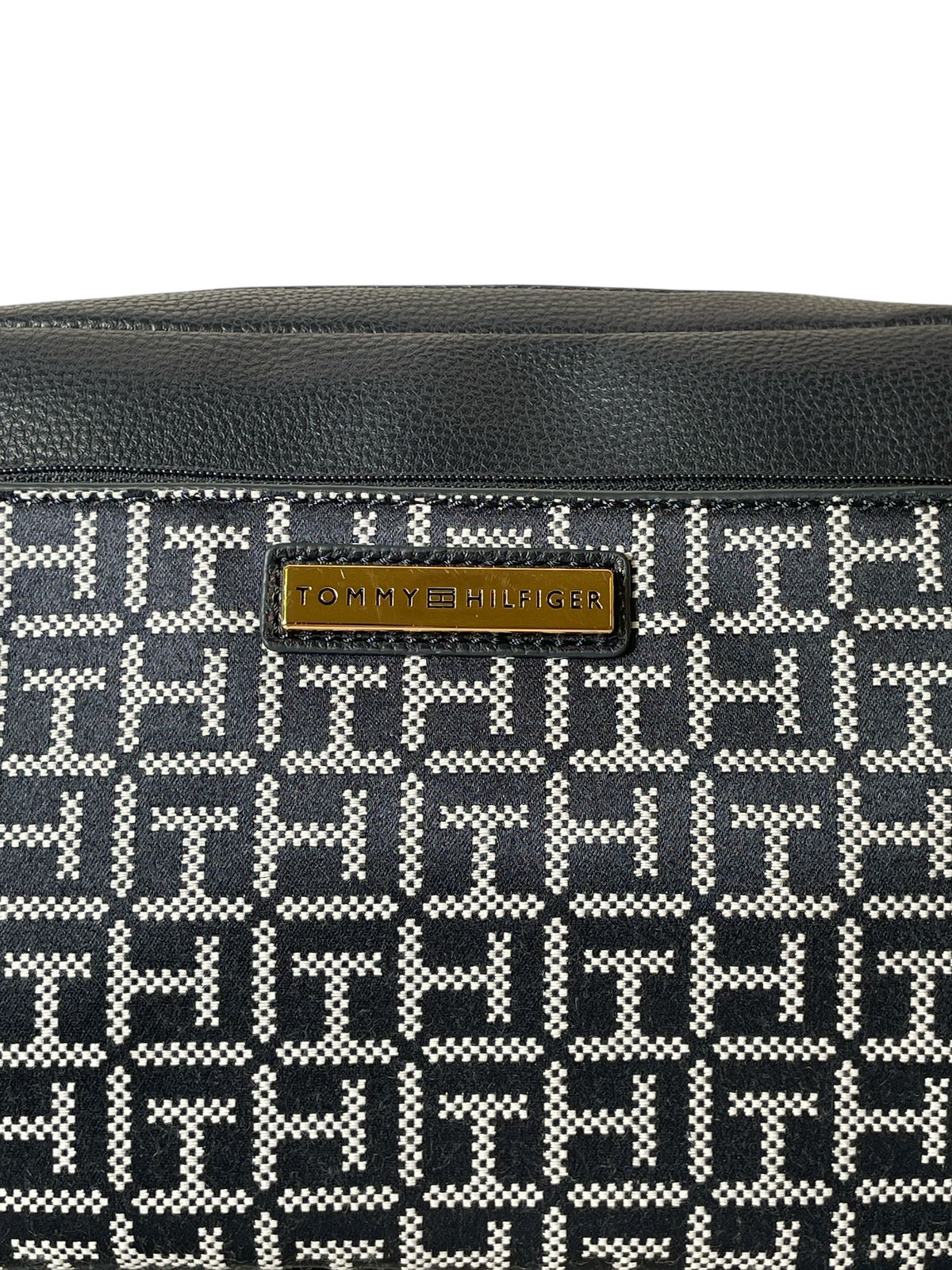 Bolso Crossbody Tommy Hilfiger - Estilo Atemporal y Funcionalidad 2 en 1