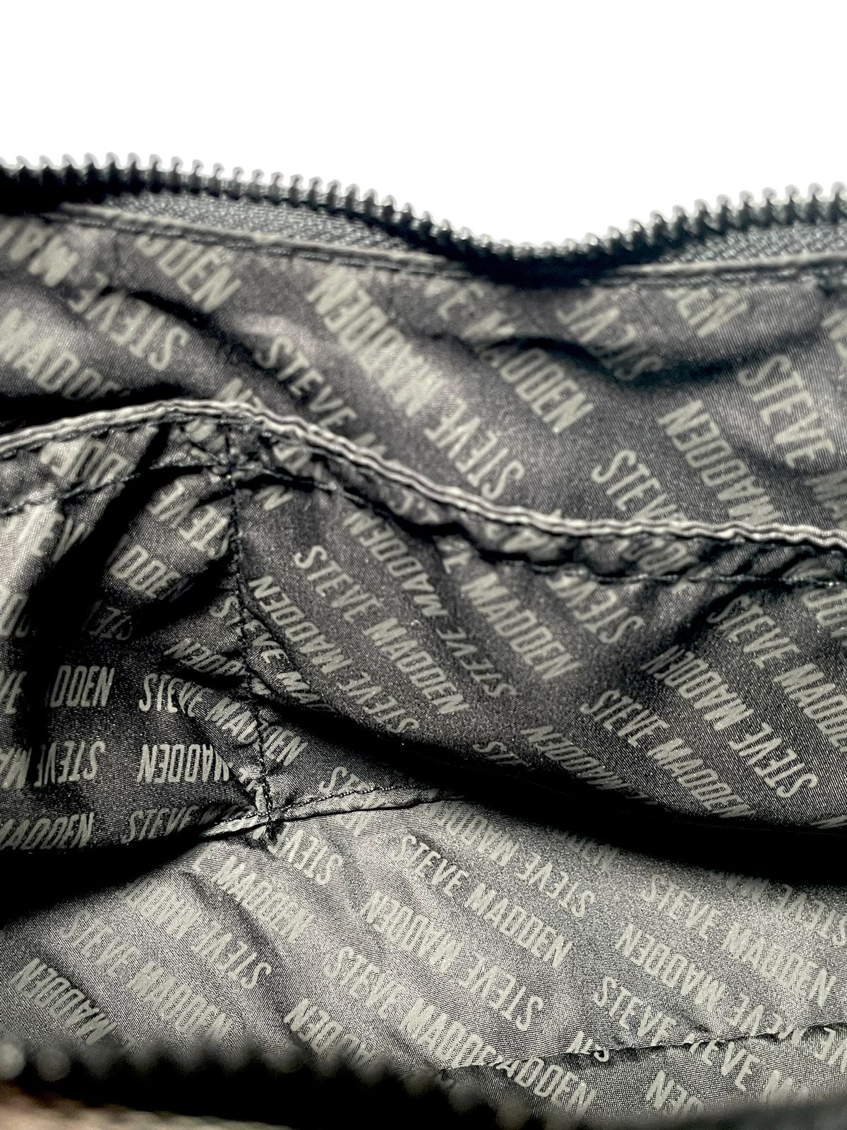 Bolso Steve Madden Negro y Rosa con Tarjetero – Estilo y Funcionalidad en un Solo Accesorio