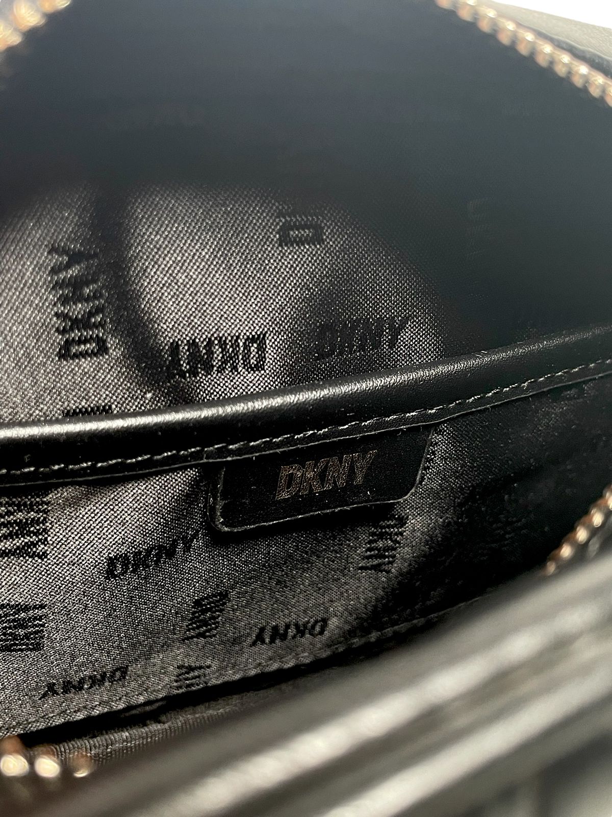 Bolso DKNY – Elegancia Atemporal para Cada Ocasión