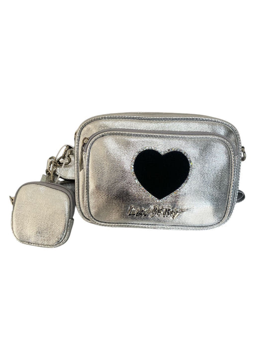 Bolsa Crossbody Luv Betsey Plata Metálico con Corazón Negro: Modernidad y Estilo Juvenil