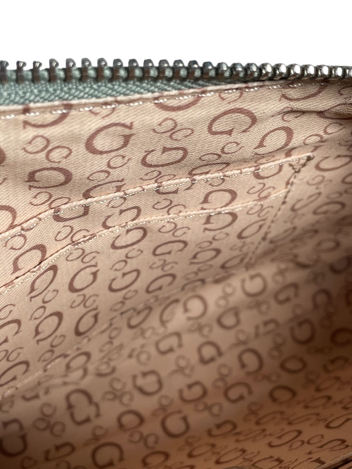 Bolso de Mano Guess Azul: Elegancia y Estilo en un Accesorio Versátil